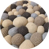 Knitted rug of balls - Daria Held
