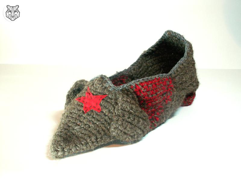 Art object "Knitted shoes in explanation of Budenovka". Daria Held