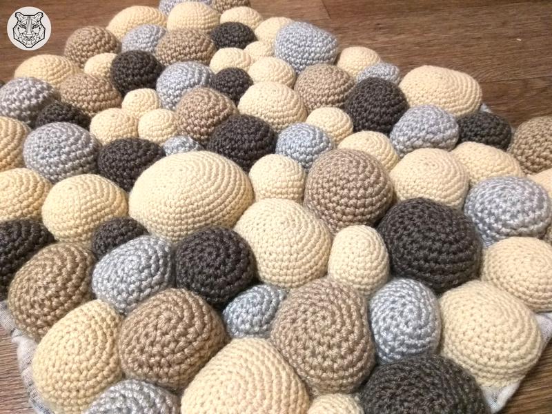 A rug of crocheted balls. Daria Held