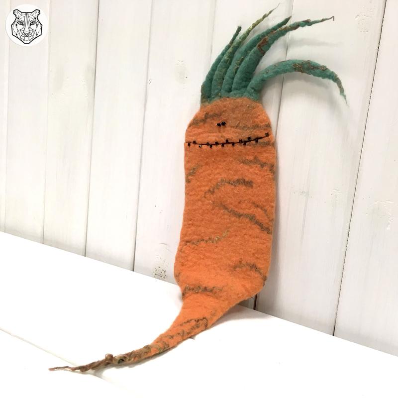 Чехол для телефона "Морковка" валяный из шерсти. Дарья Хельд