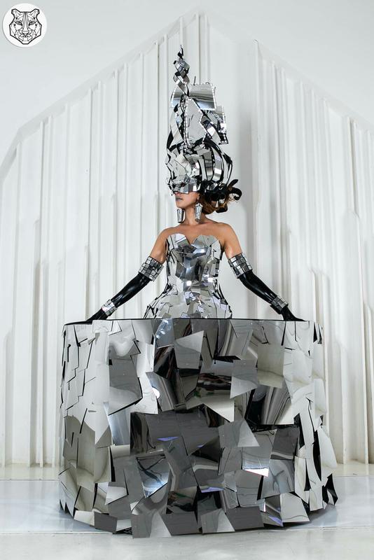 Costume Mirror Lady Buffet. Daria Held